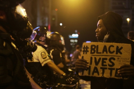 29일 백인 경찰의 과잉진압에 대한 항의 시위에 참가한 한 시민이 ‘흑인 생명도 소중하다’(Black Lives Matter)는 팻말을 들고 있다. 오하이오/AP 연합뉴스